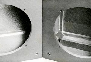 通常のエンクロージャー(左)と分散共振型エンクロージャー(右)