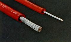 大電流ラインに採用された極太ケーブル(右は従来品)